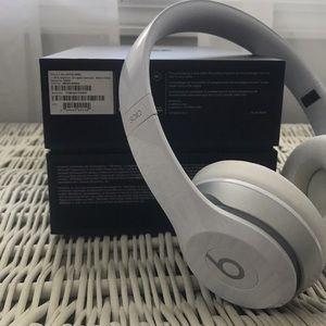 Wireless White Solo Beats Headphones